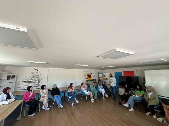 Gönüllü Gençler İşaret Dili Eğitimi Alarak Farkındalık Oluşturdu