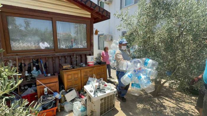 Çevreye Yayılan Kötü Koku Çöp Evi Ortaya Çıkarttı