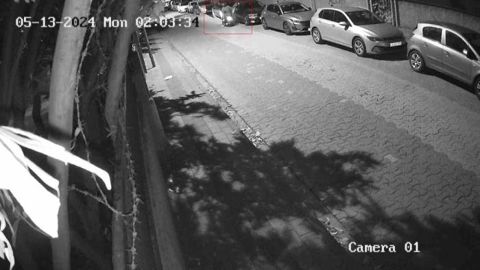 Otomobillerin Aynalarına Dadanan Motosikletli Hırsız Kamerada