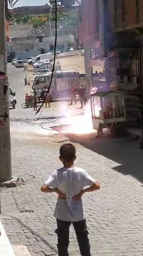 Şanlıurfa’da Elektrik Kablosu Dakikalarca Patladı