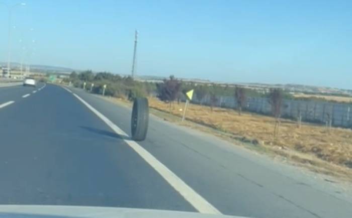 Tem Otoyolu’nda Kamyonetten Kopan Lastiğin İlginç Yolculuğu Kamerada