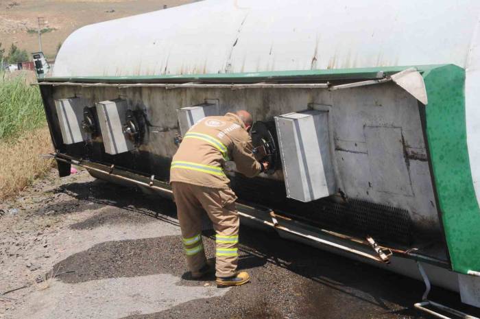 Cizre’de Benzin Yüklü Tır Devrildi. 1 Yaralı