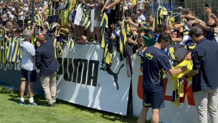 Fenerbahçe, Hazırlıklarını Taraftara Açık Yaptığı Antrenmanla Sürdürdü