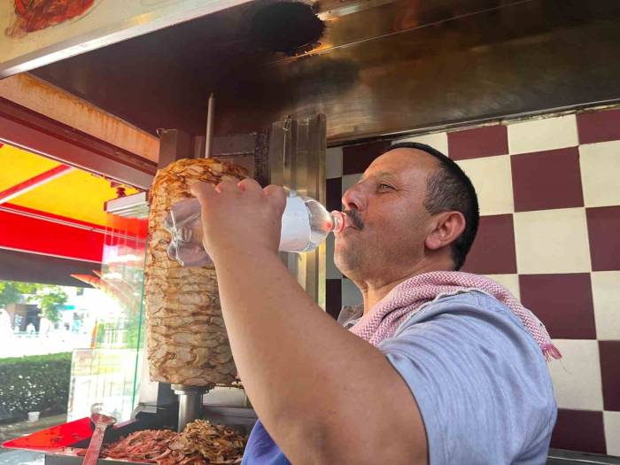 "Dışarı Çıkmayın" Denilen Günde Ateş Kaşsında Ekmeklerinin Kazanıyorlar