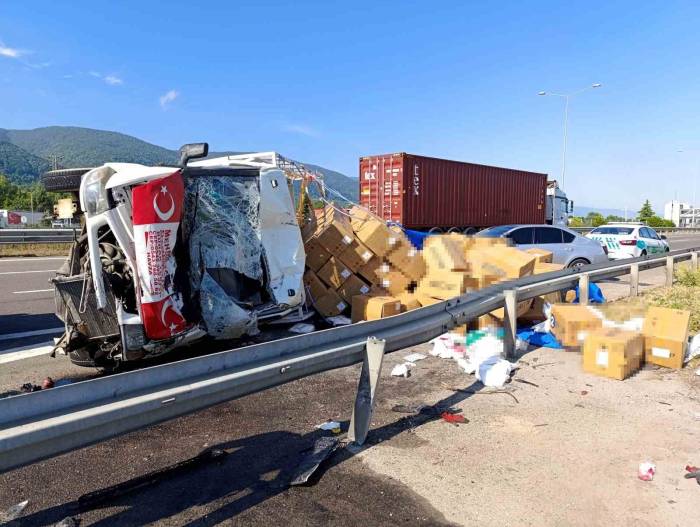 Otoyolda Duraklayan Araca Çarptı Devrildi