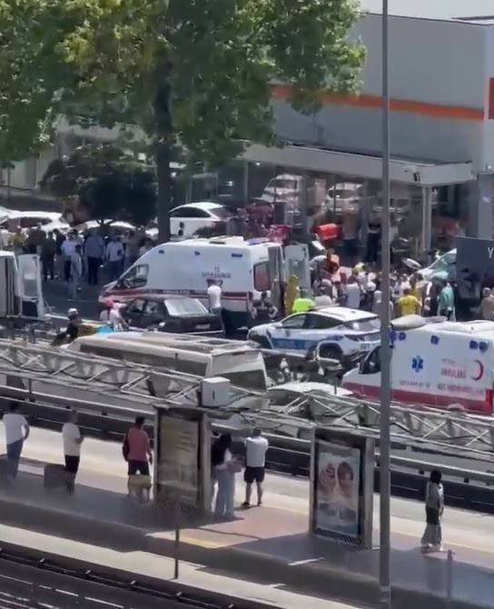 Avcılar’da Tofaş Araç Önce Yayaya Sonra Elektrik Direğine Çarptı: 1’i Çocuk 5 Kişi Yaralandı