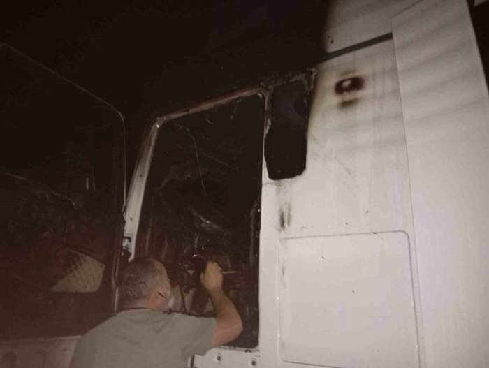 Motor Kısmından Alev Alan Tır Yandı
