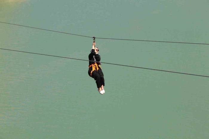 Fırat Nehri’nin Muhteşem Manzarası Eşliğinde Yapılan Zipline Ve Tekne Turu Turistlerin Vazgeçilmezi