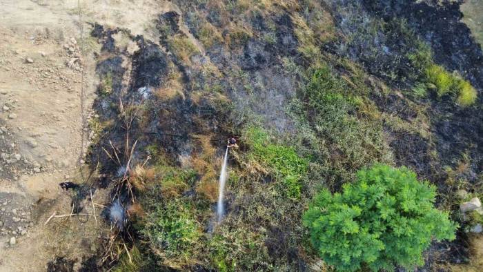 Evlere Sıçramasın Diye Alevlere Hortumlarla Müdahale Ettiler