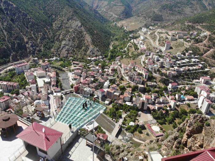 Torul Cam Seyir Terası Manzarası Ve Nefes Kesen 240 Metrelik Yüksekliğiyle Ziyaretçilerini Bekliyor