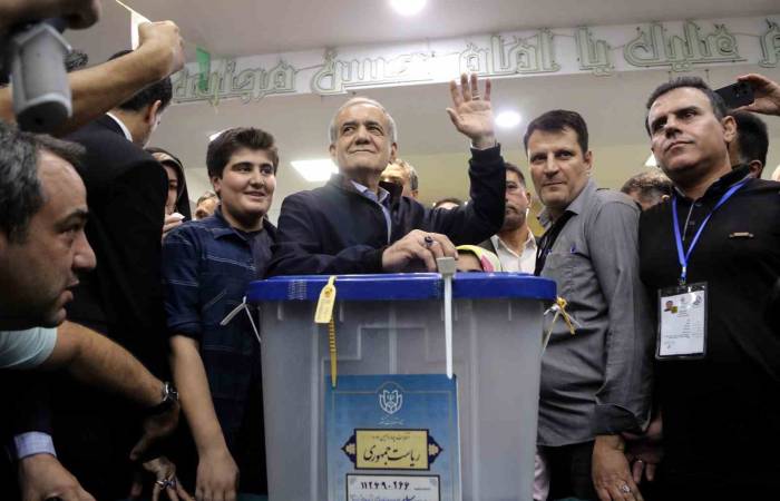 İran’da Cumhurbaşkanlığı Yarışını Reformist Aday Pezeşkiyan Önde Götürüyor