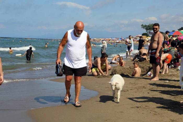 Sahibi İle Sahile İnen Minik Kuzu İlgi Odağı Oldu