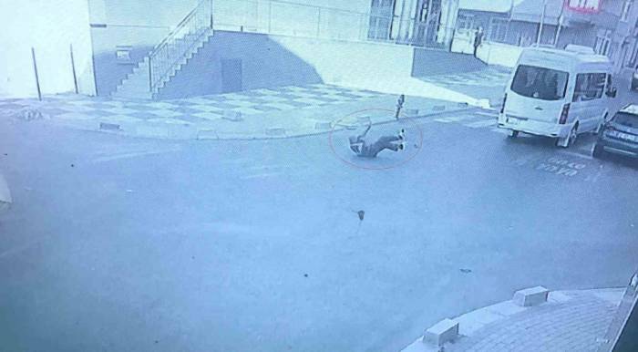 Koşarak Yolun Karşısına Geçmek İsterken Minibüs Çarptı