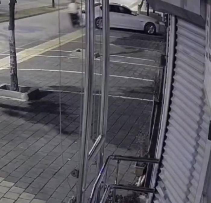 Yoldan Çıktı Otomobile Çarptı, Hiçbir Şey Olmamış Gibi Gitti