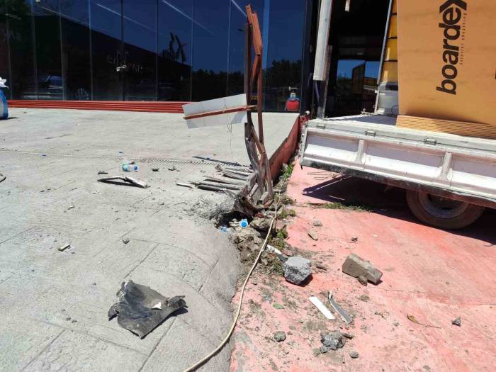 Bakırköy’de Sürücüsünün Kontrolünden Çıkan Otomobil Gece Kulübüne Girdi