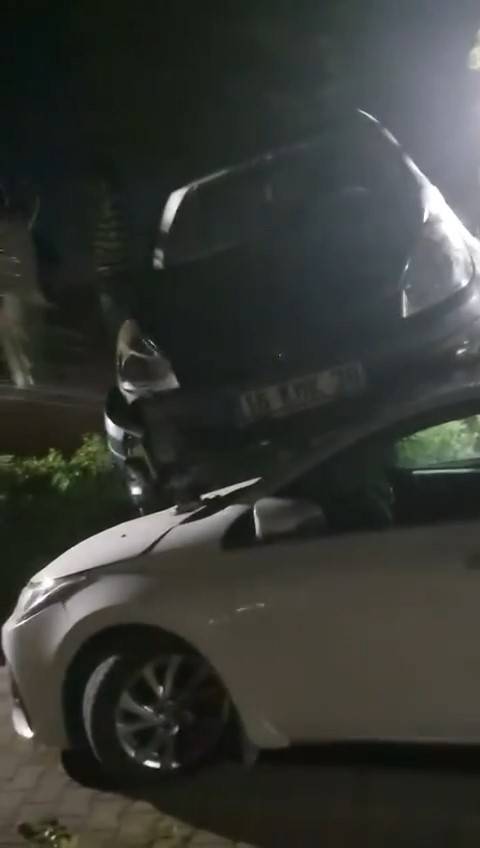 Kontrolden Çıkan Otomobil, Sitenin Duvarını Aşıp Başka Bir Aracın Üzerine Düştü