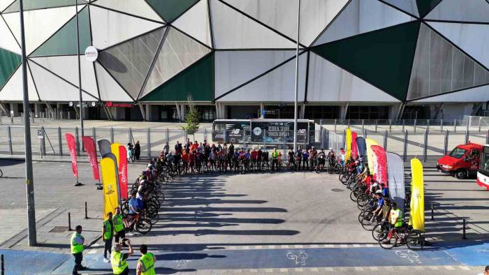 Kazada Hayatını Kaybeden Bisikletçi İçin Pedal Çevirdiler