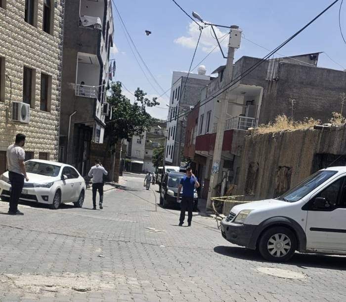 Mahalle Ortasında Patlatılan El Yapımı Patlayıcı Vatandaşları Paniğe Sevk Etti