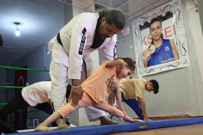 Çocukları Kötü Alışkanlıklardan Uzak Tutmak İçin Ücretsiz Eğitimler Veriyor