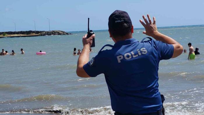 Samsun’da Polis Boğulmalara Karşı Sahillerde Uyarıda Bulunuyor