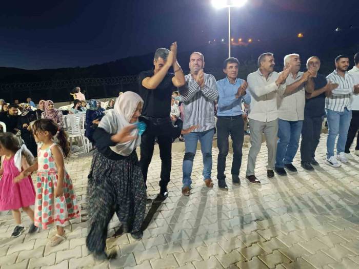 83 Yaşındaki Şerife Nene, Bitmeyen Enerjisiyle 2 Saat Halay Çekti