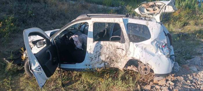 Yüksekova-van Karayolu’nda Yürekleri Ağza Getiren Kaza: 3 Kişi Ölümden Döndü