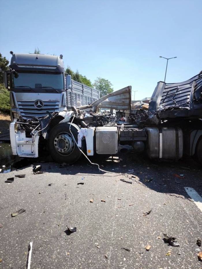 Otoyolda Feci Kaza: Tırın Kupası Koptu