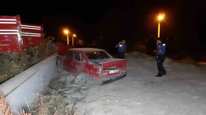 Kontrolden Çıkan Otomobil Duvara Çarptı: 1 Ölü