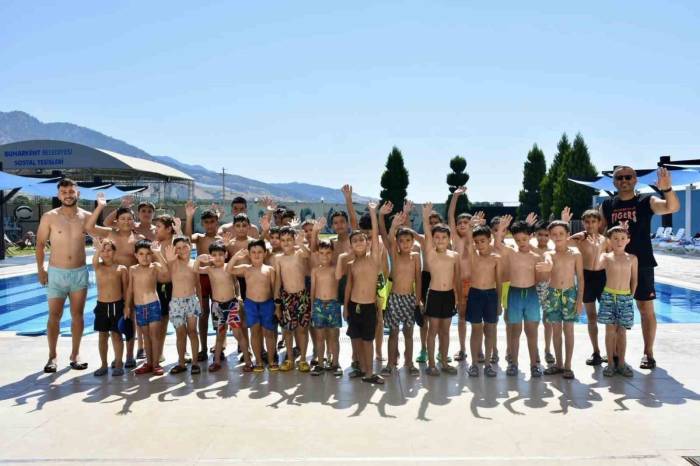 Buharkent’te Yüzme Bilmeyen Kalmıyor