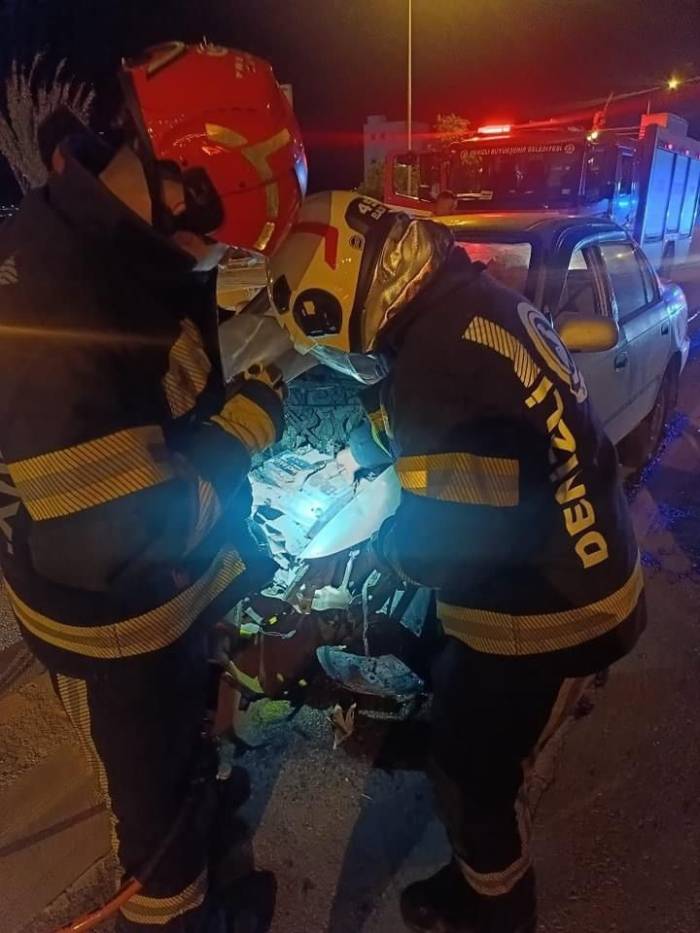 Denizli’de Direksiyon Hakimiyetini Kaybeden Sürücü Refüje Çarptı; 1 Yaralı