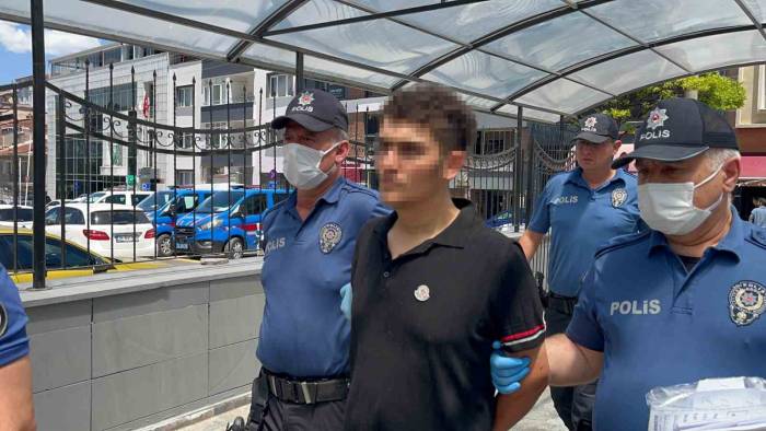 Bıçak Zoruyla Ticari Taksi Ve Lüks Otomobil Gasp Eden Şüpheli, Adliyeye Sevk Edildi