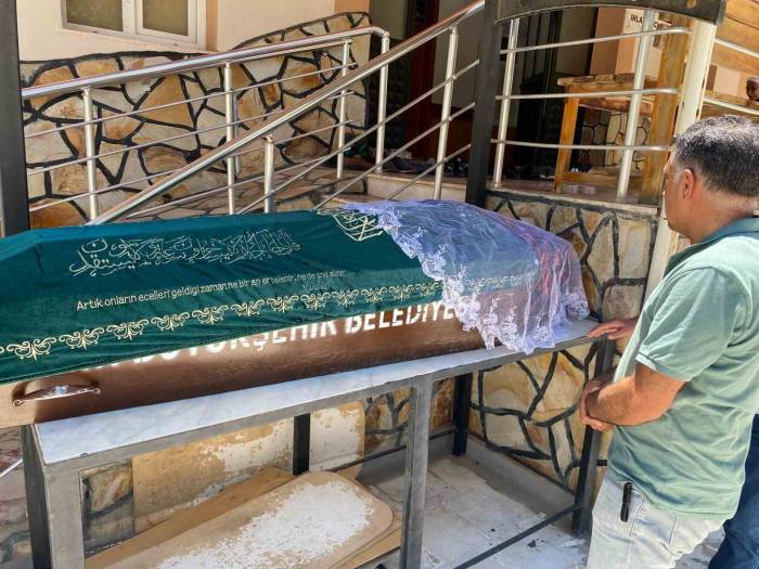 Patlamada Hayatını Kaybeden Genç Kız, Beyaz Duvak İle Uğurlandı