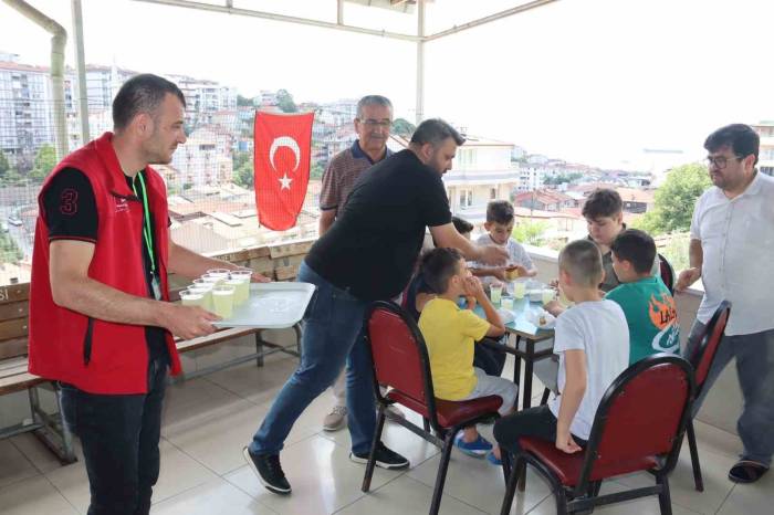 Kur’an Kursuna Başlayan Çocuklara Kek Ve Limonata İkramı