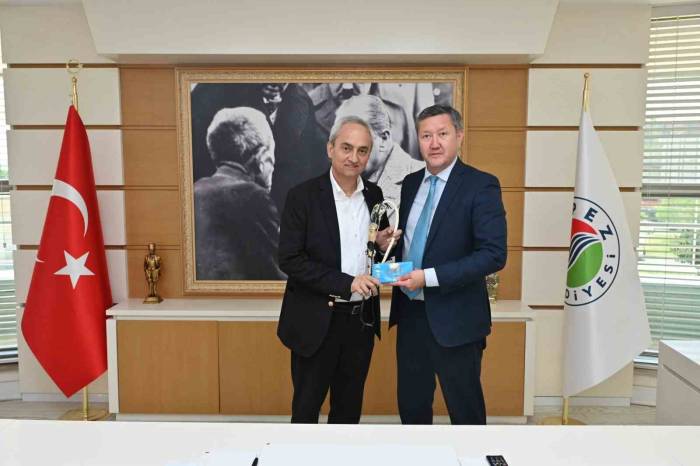 Kepez’den Kazak Ozanı Jambıl Jabayev Parkı’na Çift Telli Dombra Anıtı