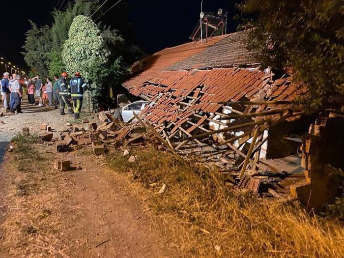 Kontrolden Çıkan Otomobil Eve Girdi; 2 Yaralı