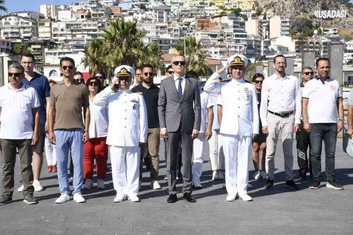 Kuşadası’nda Deniz Şehitleri Anısına Körfez’e Çelenk Bıraktı
