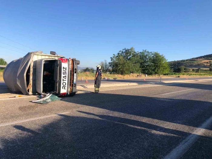 Köpeğe Çarpmamak İçin Sürücüsünün Direksiyon Kırdığı Kamyon Devrildi: 2 Yaralı