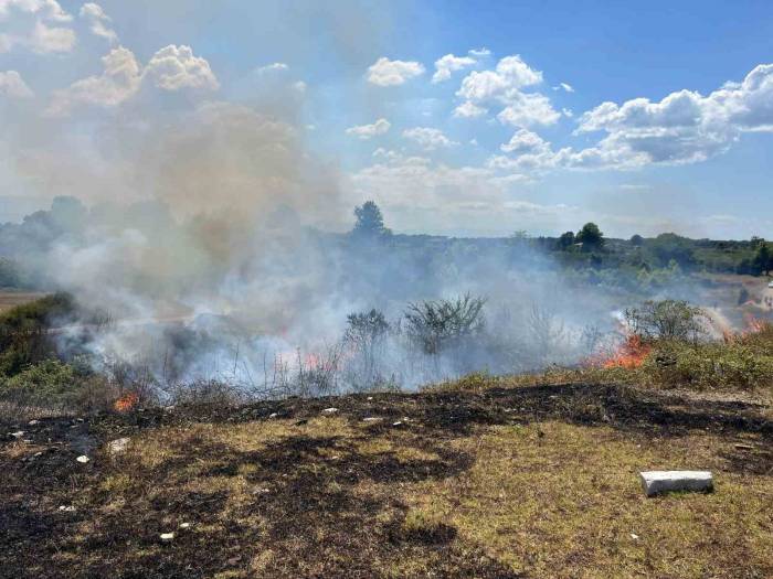 Otluk Alanda Çıkan Yangını Söndürmek İçin Ekipler Seferber Oldu