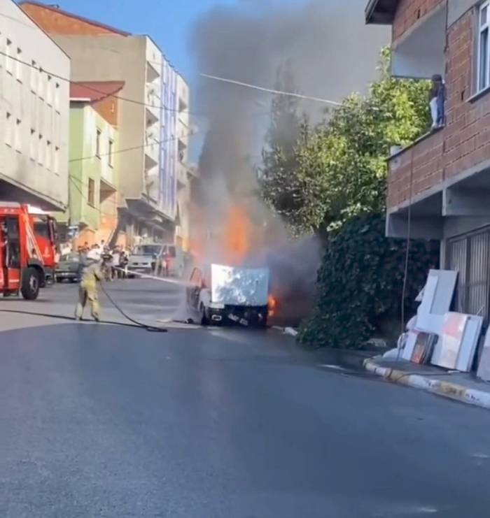 Sultanbeyli’de Otomobil Alev Alev Yandı