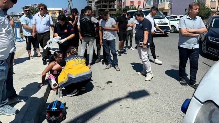 Otomobil İle Çarpışan Motosikletin Sürücüsü Motosikletten Fırladı