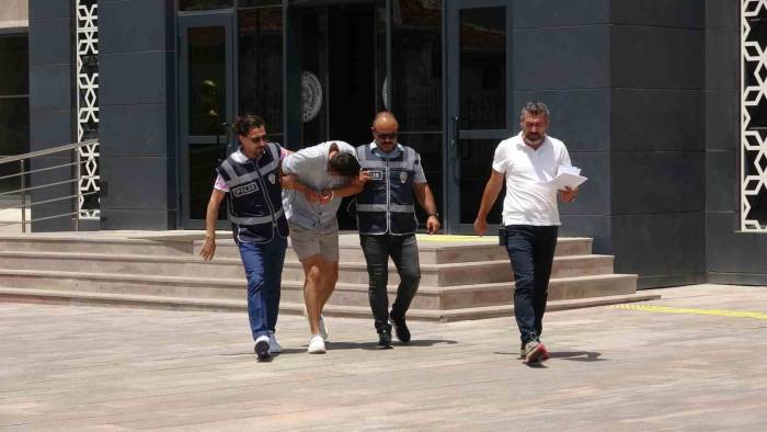 Çanakkale’de 3 Kardeş İle Tartışan Kıraathane İşletmecisi Bıçaklanarak Öldürüldü