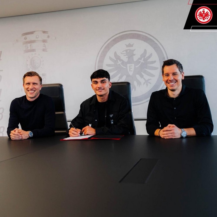 aslen-rizeli-olan-almanya-dogumlu-genc-futbolcu-can-uzun-eintracht-frankfurta-transfer-oldu-2.jpg