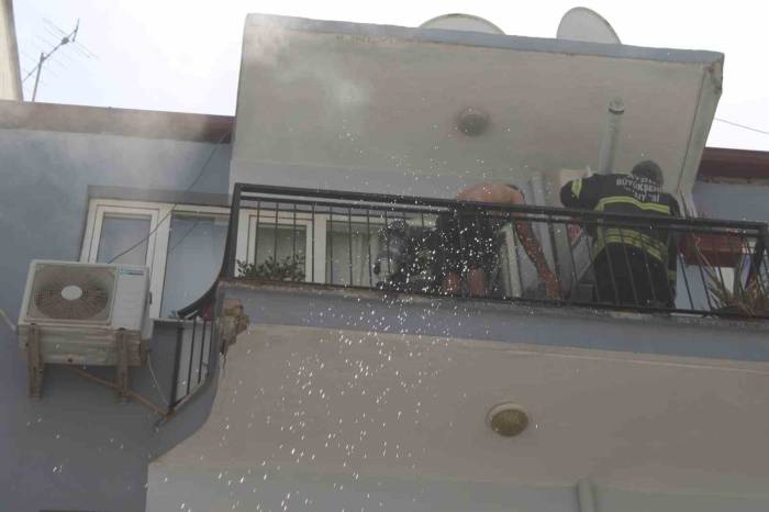 Balkondaki Kombiden Çıkan Yangın Büyümeden Söndürüldü