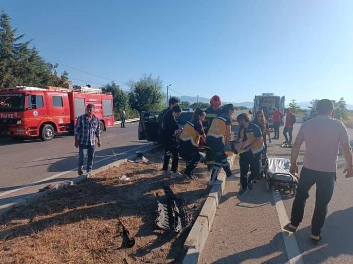 Denizli’de Otomobil İle Traktör Çarpıştı; 4 Yaralı