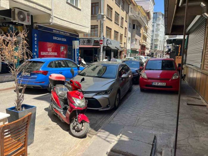 Trafiğe Kapalı Sokağı Motosikletlerden Sonra Şimdi De Otomobiller İşgal Etti