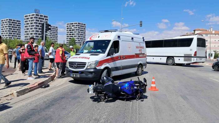 Otomobil İle Çarpışan Sürat Motorunun Sürücüsü Yaralandı