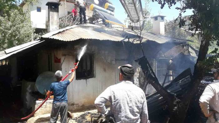 Göktepe’de Ev Yangını: 1 Yaralı