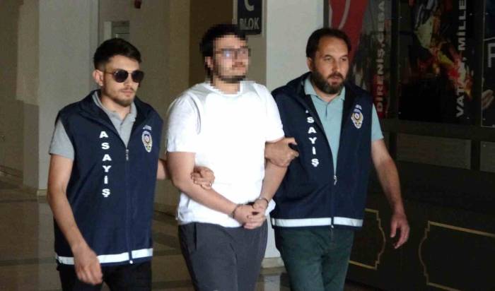 Kütahya’da Annesini Ve Üvey Babasını Öldüren Zanlı Adliyeye Sevk Edildi