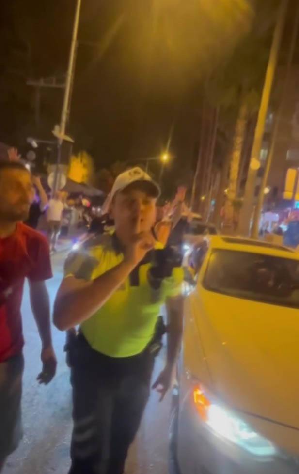 Trafik Polisi Vatandaşın Galibiyet Coşkusuna Üçlü Çektirerek Ortak Oldu