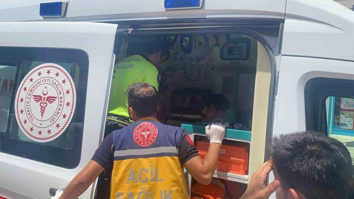 Otomobille 2 Motosiklet Çarpıştı: 2 Yaralı